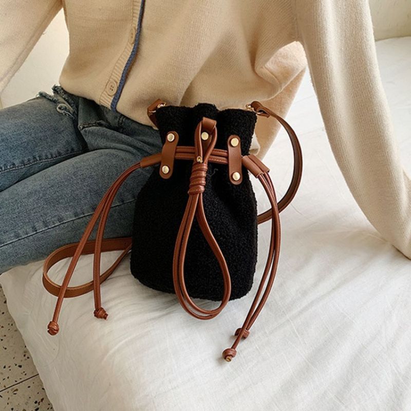 Tavalliset Tynnyrin Muotoiset Crossbody-Laukut