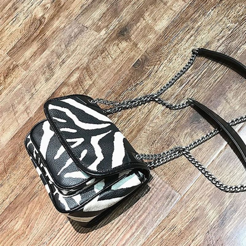 Zebra Stripe Crossbody Laukku