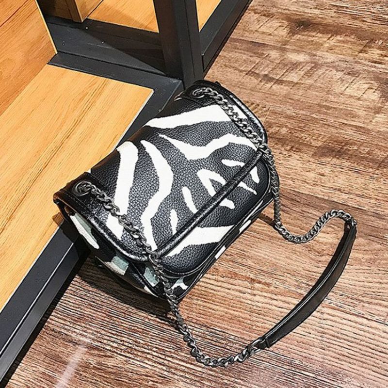 Zebra Stripe Crossbody Laukku